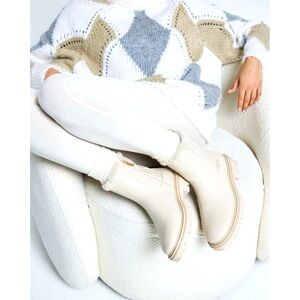 River Island- Cream faux fur lined Chelsea boots
NWT